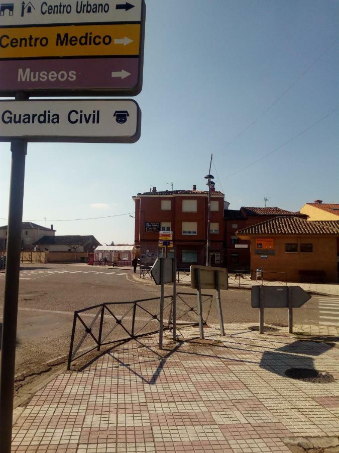 Hotel APARTAMENTO Pensión La Vía Láctea Frómista Exterior foto